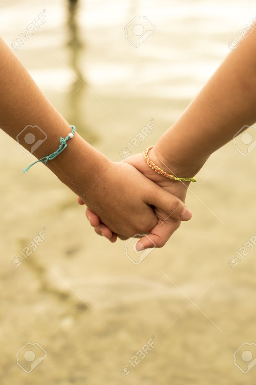 ビーチで手を繋いで少し子供 2 人 幸せな子供時代の思い出や友情 家族の概念を閉じます の写真素材 画像素材 Image