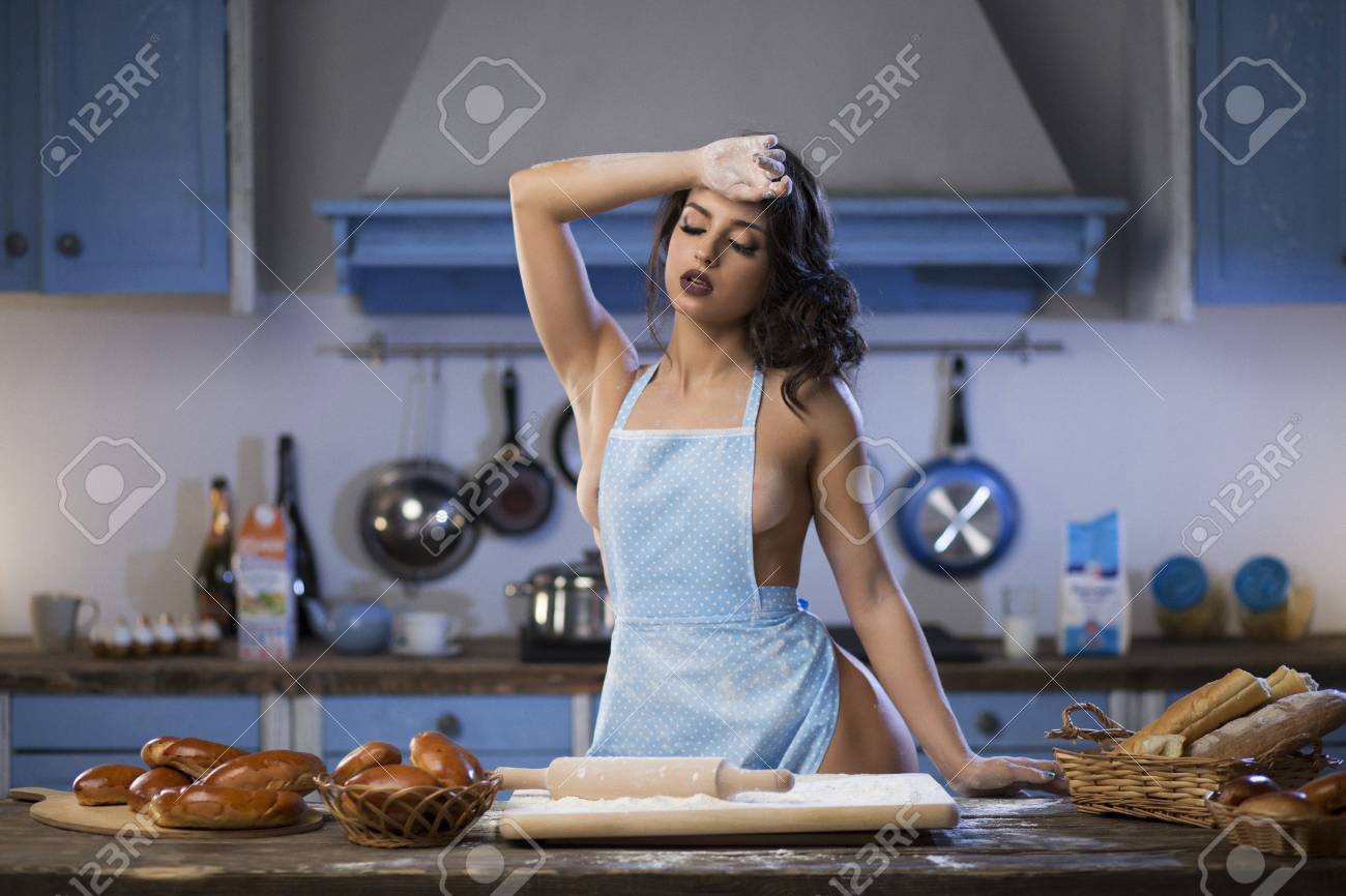 The Kitchen Is In Blue Tones. The Secular Girl Is Cooking. Sexy Woman While  Cooking Food Royalty Free fotografie a reklamní fotografie. Image 101092731.