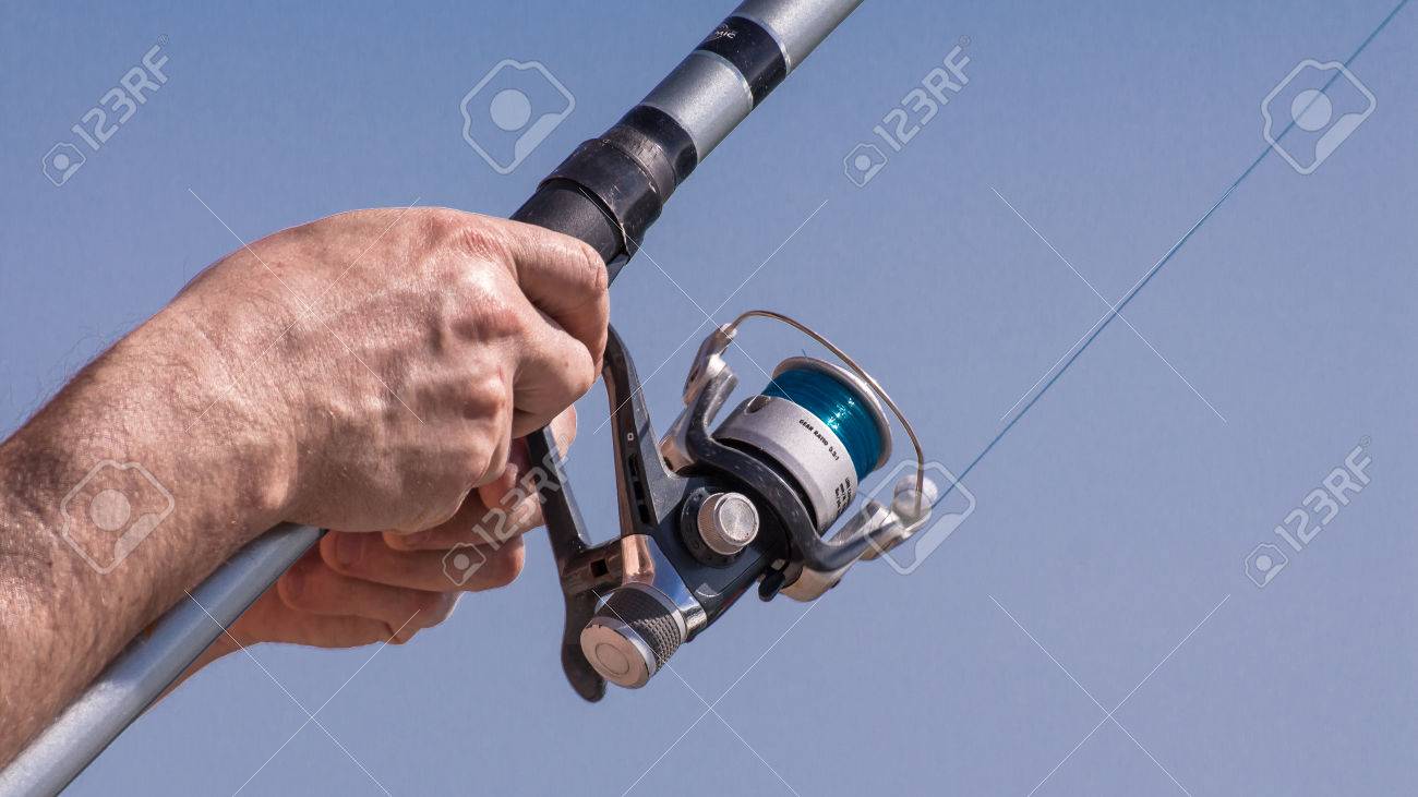 Manos Rebobinar Carrete Caña De Pescar Fotos, Retratos, Imágenes Y Fotografía Archivo Libres De Derecho. 56596459.