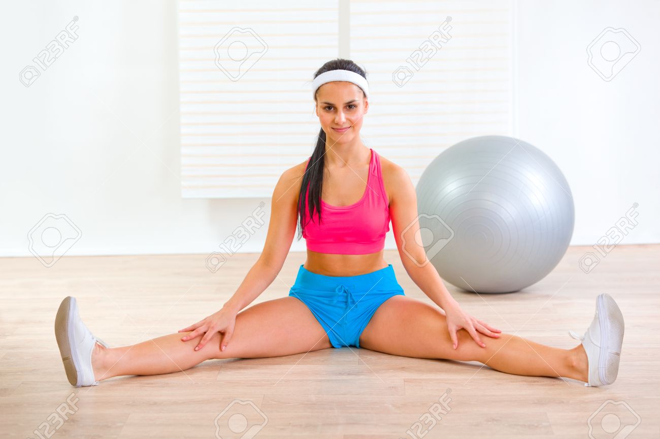 Fitness Girl gönnt sich eine zusätzliche Runde Stretching Fitness Girl gönnt sich eine zusätzliche Runde Stretching
