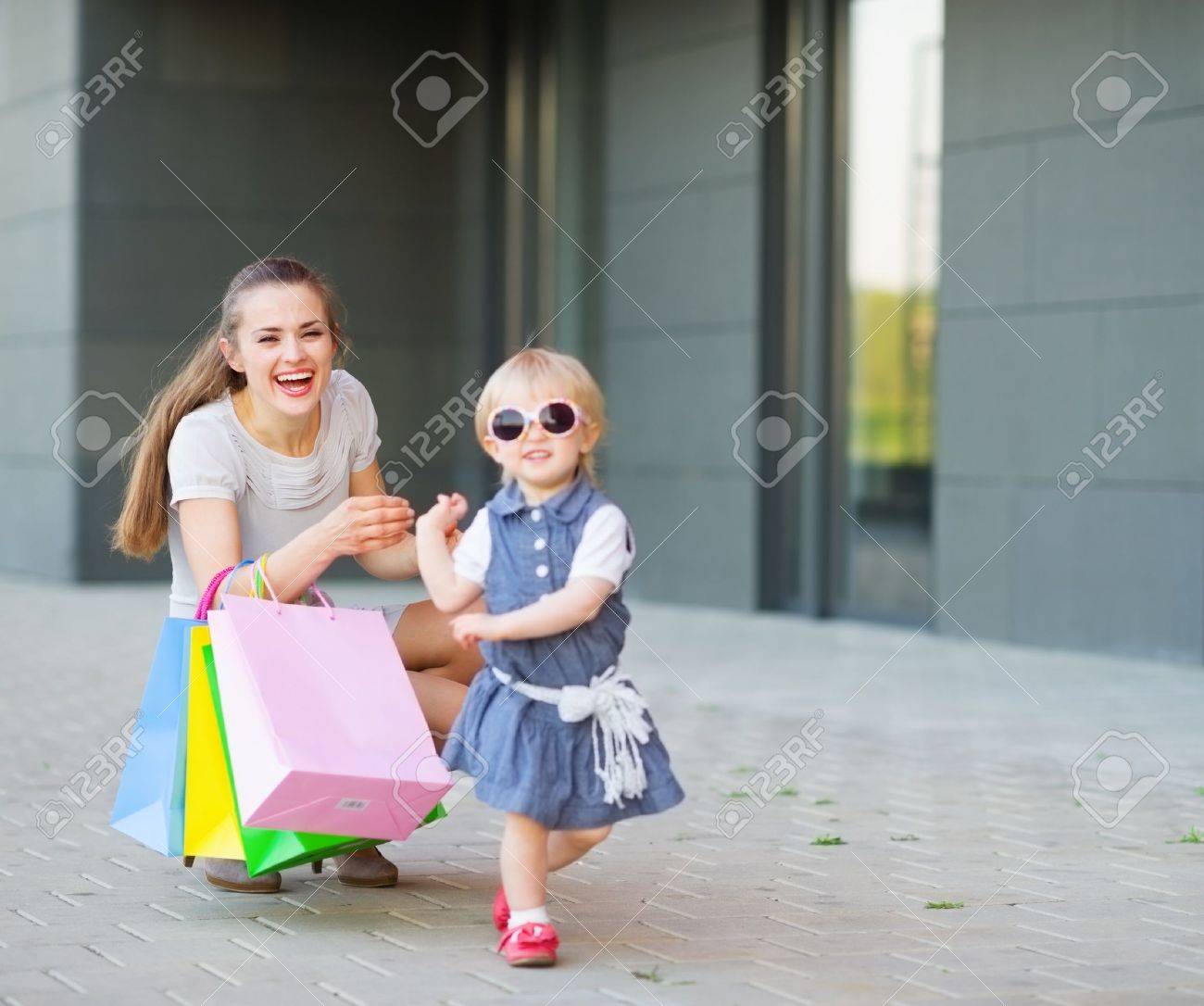 新しいメガネを着用するファッション屋赤ちゃんがお母さんと一緒に買い物 の写真素材 画像素材 Image 新しいメガネを着用するファッション屋赤ちゃんがお母さんと一緒に買い物 の写真素材 画像素材 Image