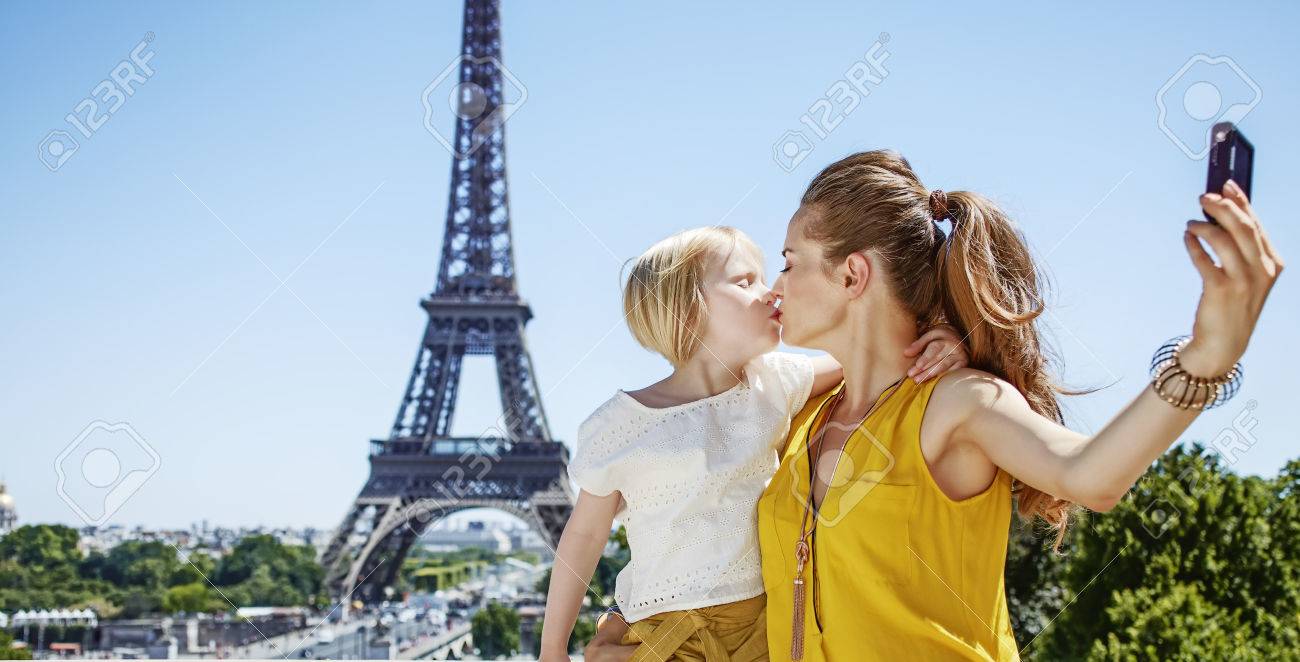楽しいパリの世界の有名なランドマークに近い時間 母と娘のツーリスト デジタル カメラで Selfie を取って フランスのパリでキス の写真素材 画像素材 Image