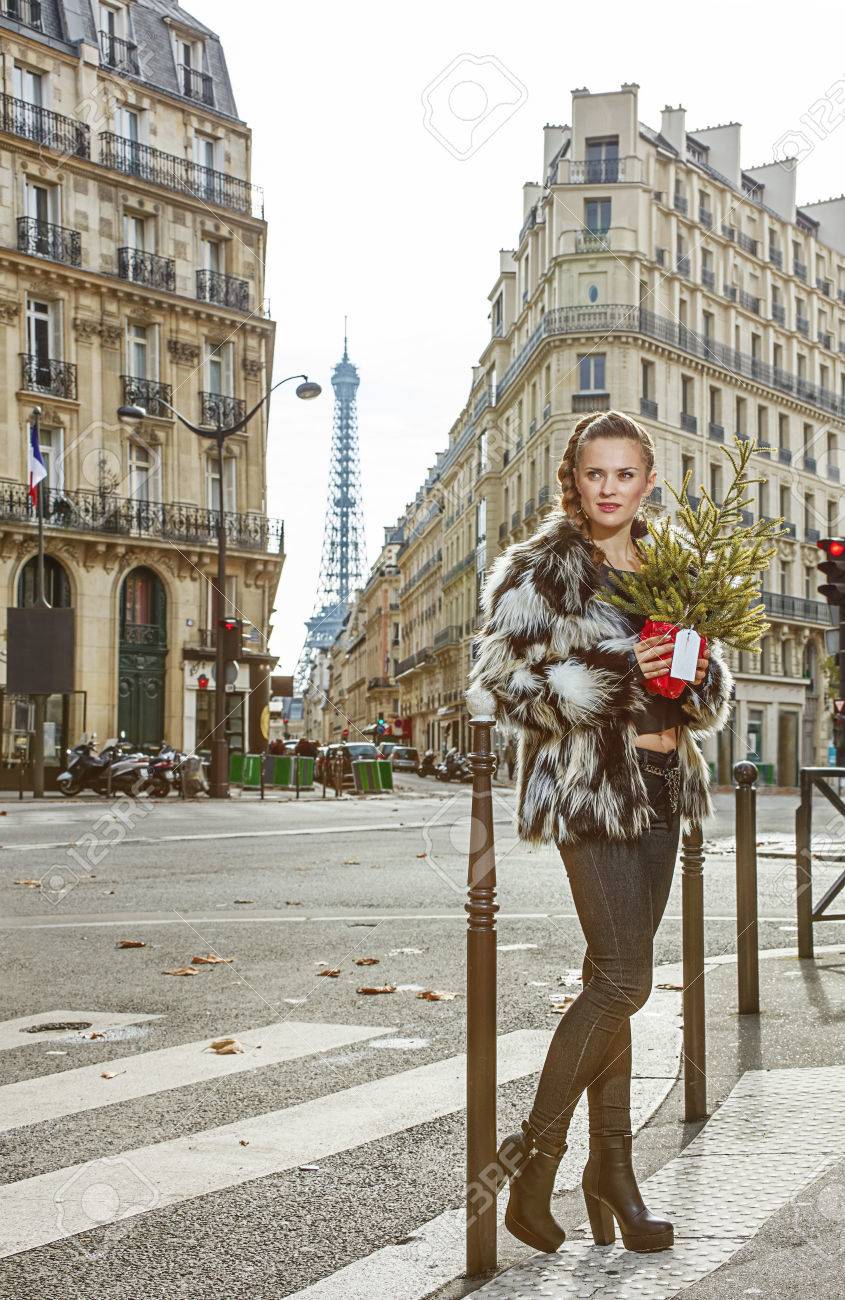 沸騰のホット トレンディな冬のパリ 距離にパリ フランスでのクリスマス ツリーでモダンなファッション屋のフルの長さの肖像画 の写真素材 画像素材 Image