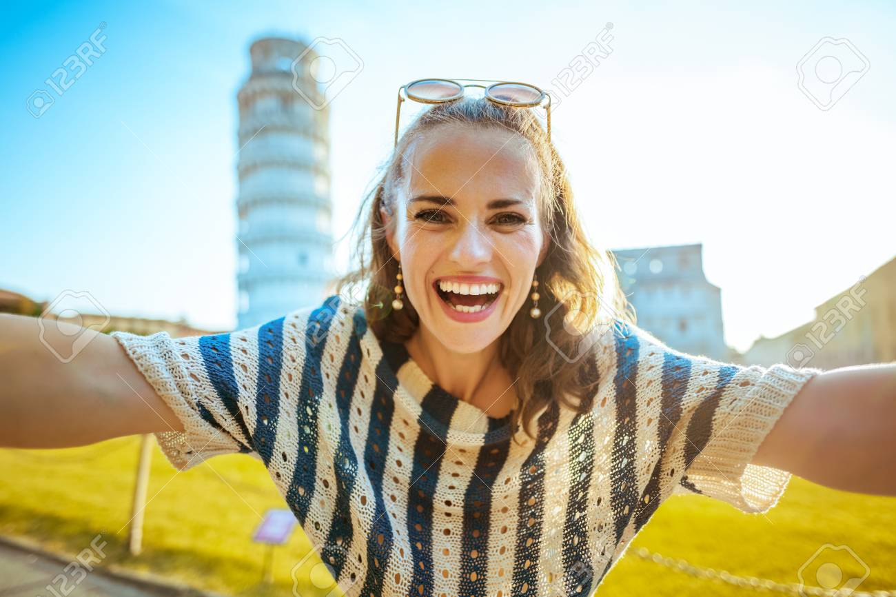 women solo selfie
