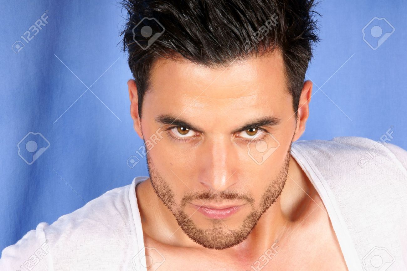 Stattliche 30 Jahre Alter Mann Mit Schwarzen Haaren Und Braunen Augen  Porträt Über Einem Hellblauen Hintergrund Lizenzfreie Fotos, Bilder und  Stock Fotografie. Image 14824109.