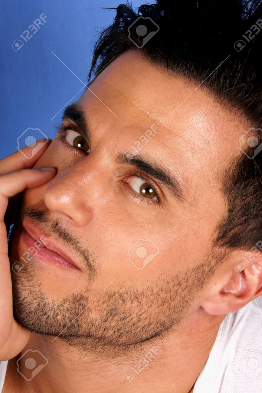 Stattliche 30 Jahre Alter Mann Mit Schwarzen Haaren Und Braunen Augen  Porträt Über Einem Hellblauen Hintergrund Lizenzfreie Fotos, Bilder und  Stock Fotografie. Image 14824116.