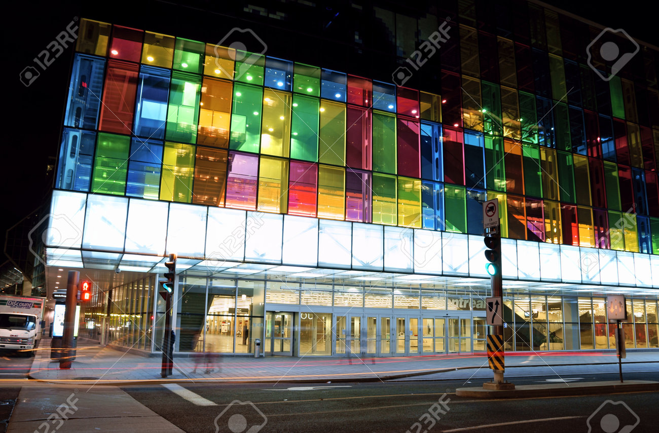 Montréal, Canada - 19 Août 2008: Centre Des Congrès De Montréal (Palais Des  Congrès De Montréal) Avec Sa Façade De Verre Coloré Par Nuit. Ce Bâtiment  Coloré Et Moderne Est Situé Au