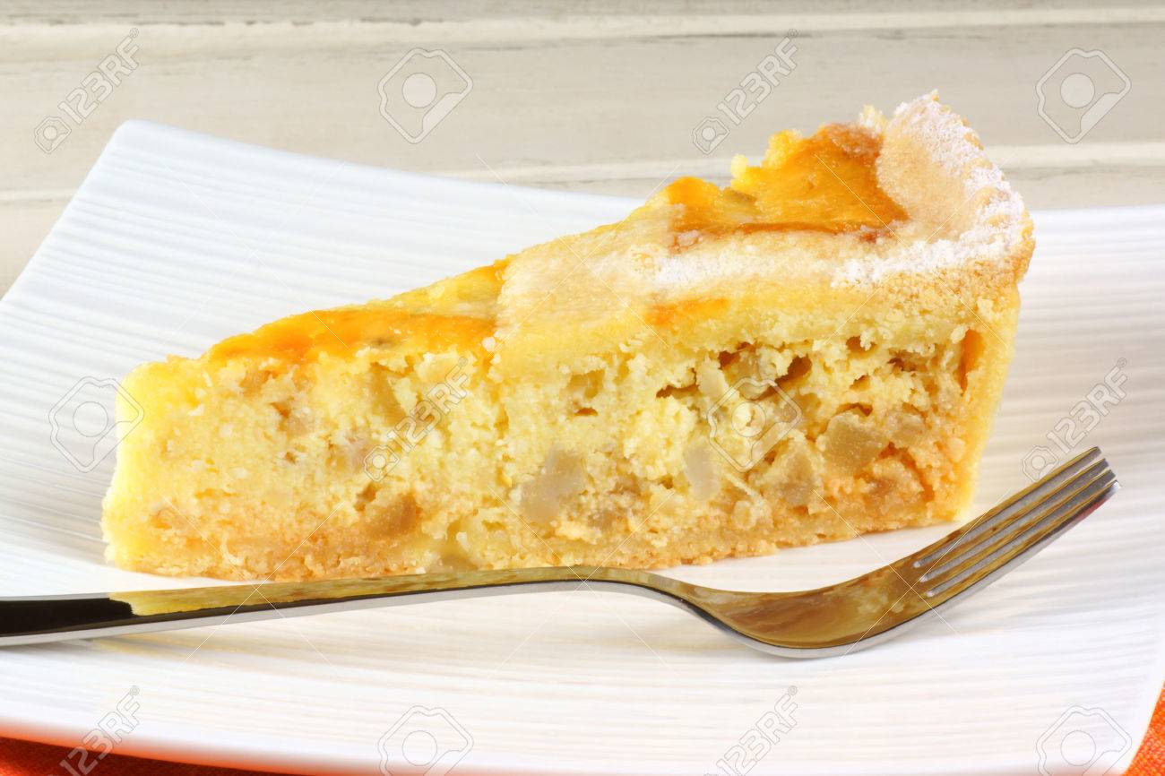 Une Tranche De Gateau Originale Paques De Naples Appele Pastiera Servi Sur Un Plat De Porcelaine Blanche Sur Un Fond En Bois Cette Tarte Traditionnelle Napolitaine Est Faite De Pate Brisee Rempli