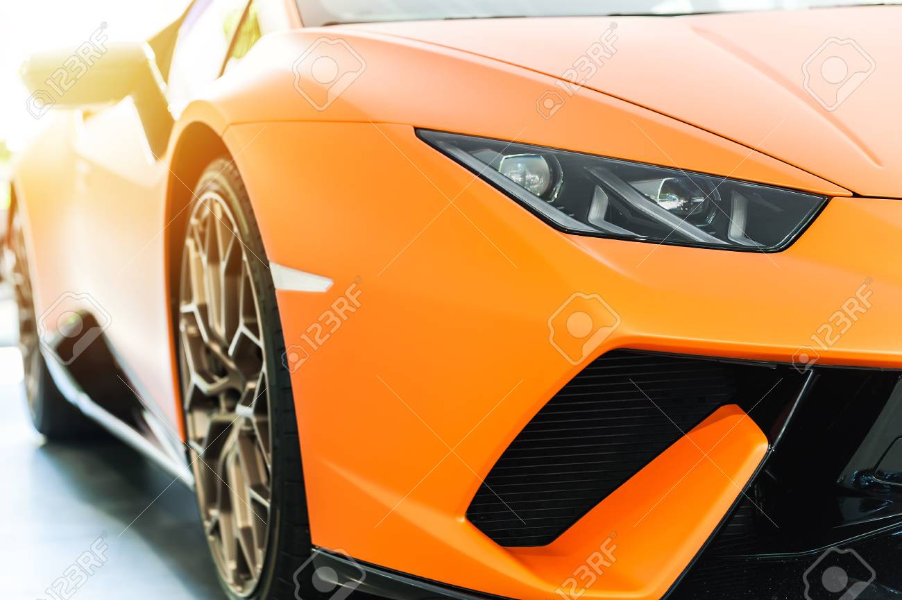 夕日を背景にオレンジ色のスポーツ高級車の前面 の写真素材 画像素材 Image 3570