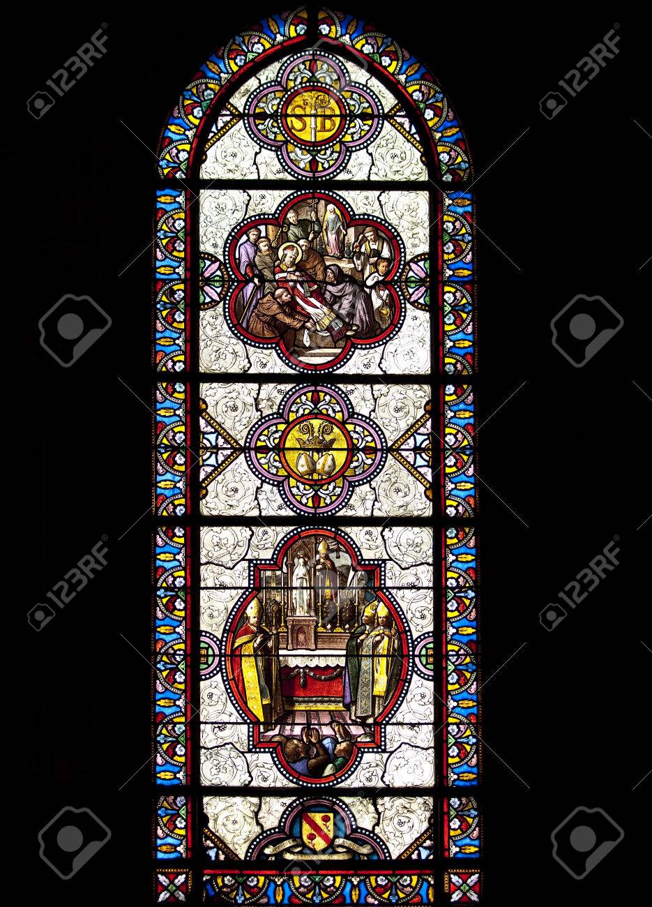 Les Vitraux De La Basilique De L Immaculee Conception A Lourdes France Banque D Images Et Photos Libres De Droits Image 26434496