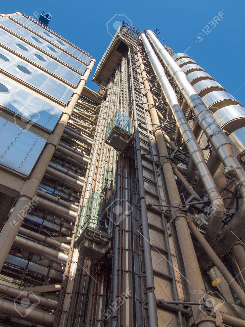 ロンドン イングランド イギリス 12 年 9 月 7 日 ロイズ オブ ロンドンと今グレードのため 1986 年に建築家リチャード ロジャースによって設計された象徴的なハイテク超高層ビル私を記載 の写真素材 画像素材 Image