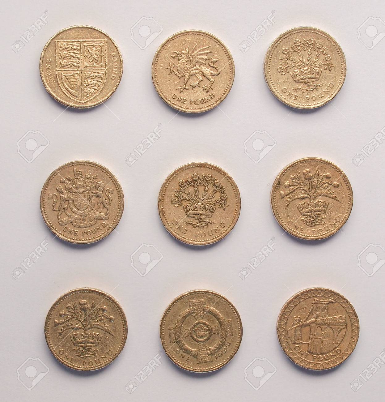 イギリスの多くの 1 ポンド コイン通貨の写真素材・画像素材 Image 25412516