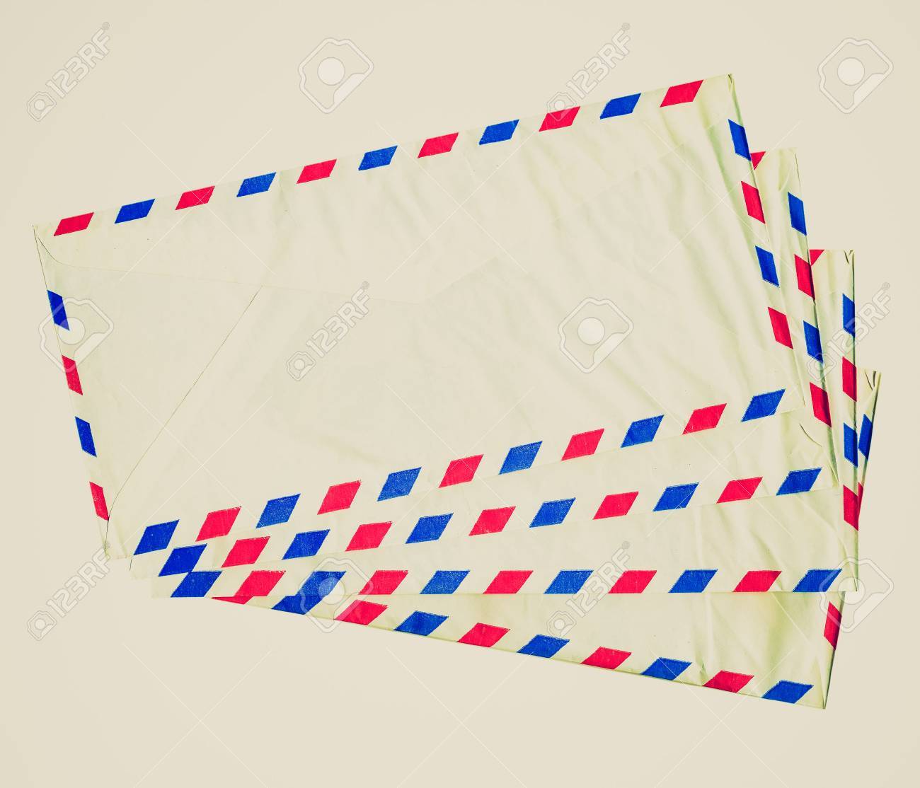 ビンテージ ホワイト バック グラウンドを分離した航空便の手紙封筒をお探し の写真素材 画像素材 Image