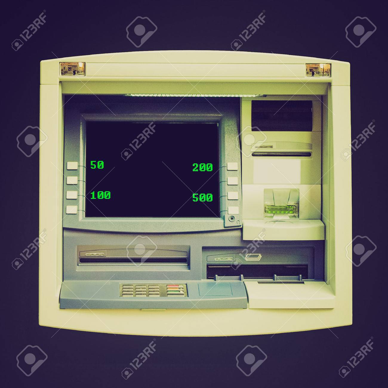 ビンテージの銀行で現金のお引き出しの自動預け払い機 Atm をお探し の写真素材 画像素材 Image