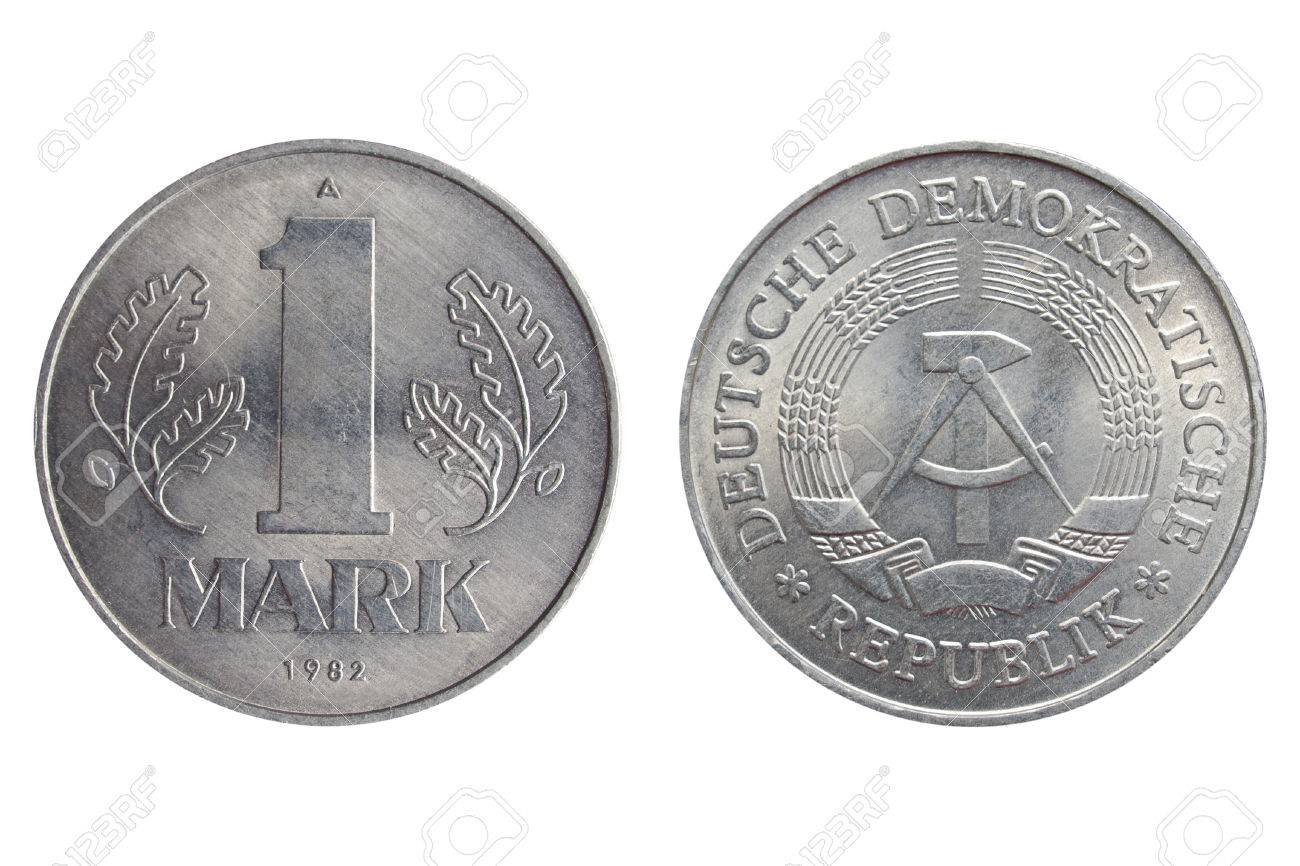 フロントとリヤサイド白地に分離された DDR ドイツ民主共和国からの 1 つのドイツのマーク コインの写真素材・画像素材 Image 35074135