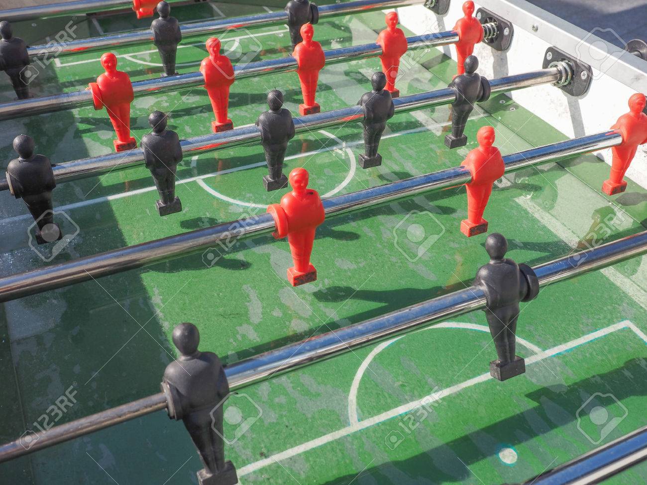 別名テーブル サッカー ドイツ語 Tischfussball 赤ちゃんの足やキッカーのテーブル トップ ゲームとスポーツからフーズボールのテーブル サッカー の写真素材 画像素材 Image