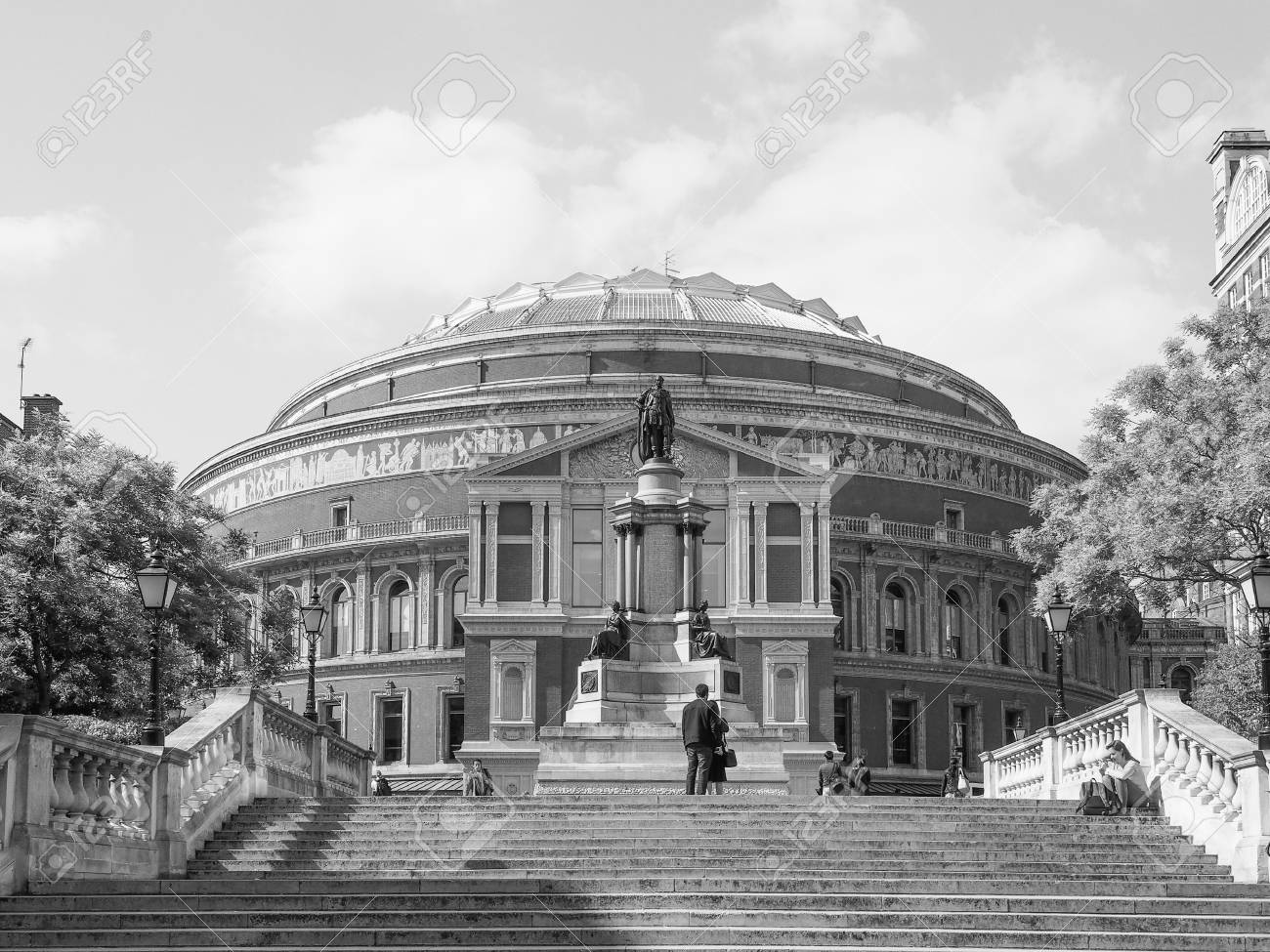 ロイヤル アルバート ホールを訪れる人の黒と白の部屋コンサート ロンドン イギリス 15 年 6 月 10 日 の写真素材 画像素材 Image