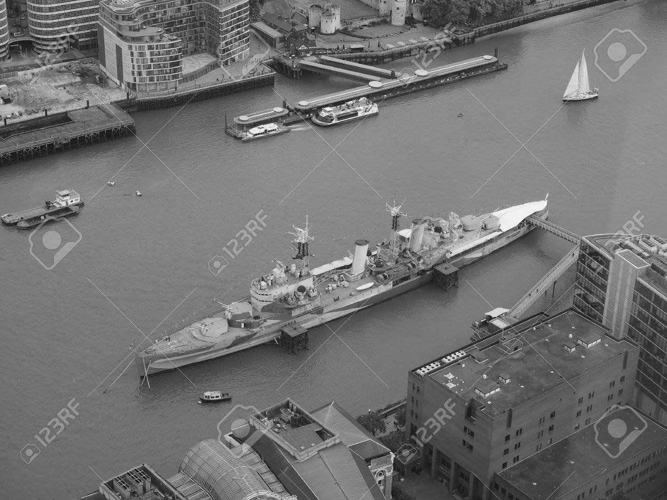 ロンドン イギリス 15 年 6 月 10 日 Hms ベルファスト船もともと高貴な海軍軽巡洋艦は博物館としてテムズ川に係留された今黒と白の船 の写真素材 画像素材 Image ロンドン イギリス 15 年 6 月 10 日 Hms ベルファスト船もともと高貴な海軍軽巡洋艦は博物館としてテムズ川に係留された今黒と白の船 の写真素材 画像素材 Image