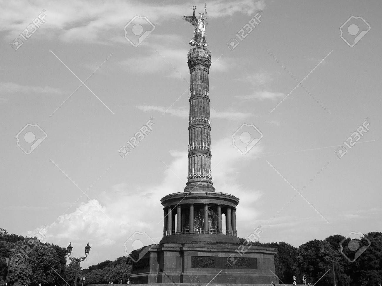 天使像白と黒のドイツ ベルリンのティーアガルテン公園の別名に Siegessaeule 戦勝記念塔を意味する の写真素材 画像素材 Image