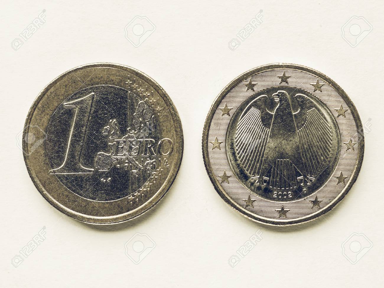 ドイツからヨーロッパ 1 ユーロ通貨のコインを探しての写真素材・画像素材 Image 65800884