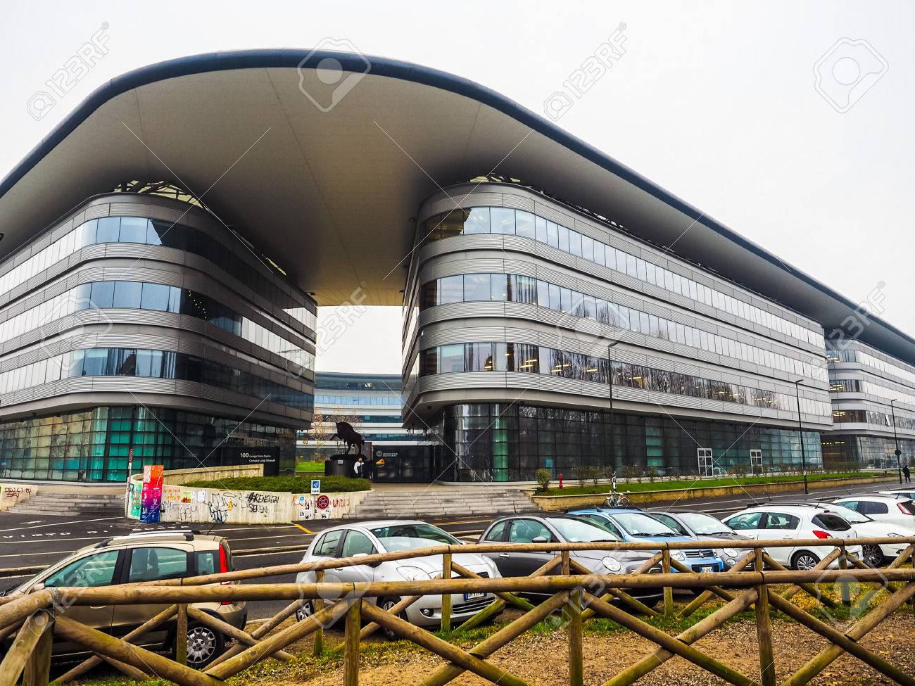 トリノ イタリア 15 年 12 月 7 日 エイナウディ主ノーマン フォスター Hdr イギリスの建築家によって設計されたトリノ大学構内 の写真素材 画像素材 Image