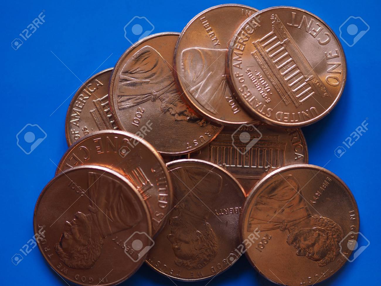 1 달러 센트 (USD) 동전, 파란색 배경 위에 미국 (미국)의 통화 로열티 무료 사진, 그림, 이미지 그리고 스톡포토그래피.  Image 70100996