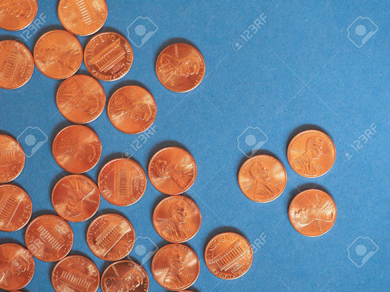 1 セント ドル コインはお金 米ドル 青色の背景をアメリカ合衆国の通貨 の写真素材 画像素材 Image