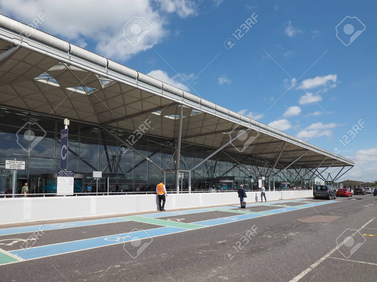 スタンステッド空港 イギリス 17 年 6 月頃 ロンドン スタンステッド空港の空港設計建築家ノーマンフォ スター卿によって の写真素材 画像素材 Image スタンステッド空港 イギリス 17 年 6 月頃 ロンドン スタンステッド空港の空港設計建築家ノーマンフォ スター卿によって の写真素材 画像素材 Image