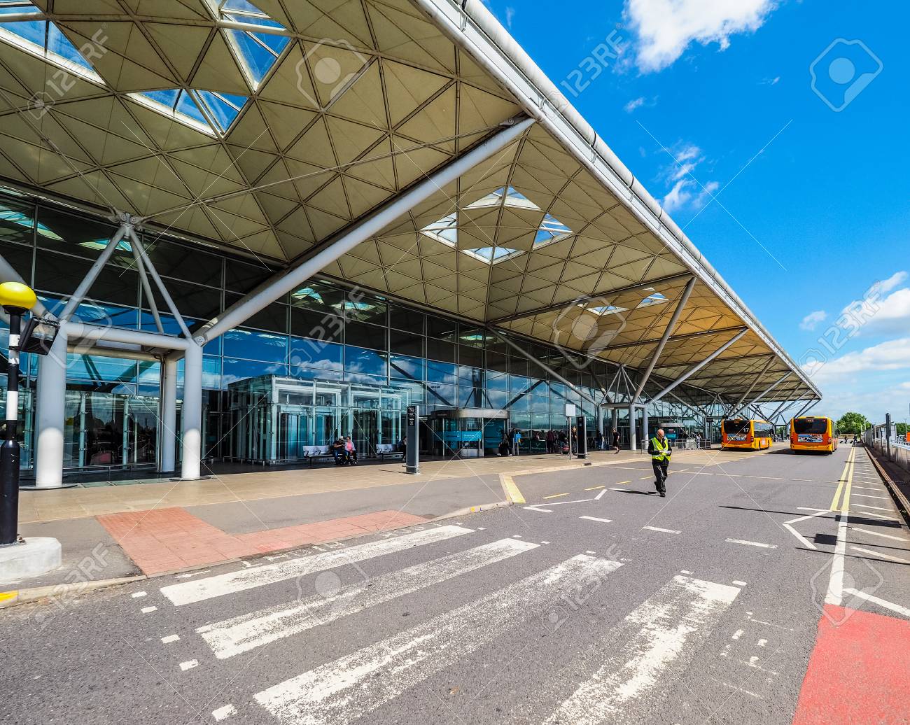 スタンステッド空港 イギリス 17 年 6 月頃 ロンドン スタンステッド空港の空港設計建築家ノーマンフォ スター卿 高ダイナミック レンジ の写真素材 画像素材 Image