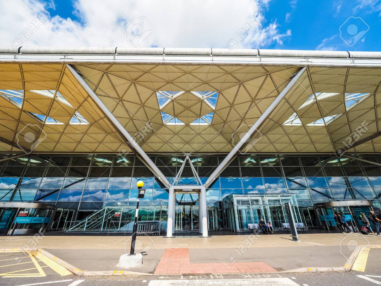 スタンステッド空港 イギリス 17 年 6 月頃 ロンドン スタンステッド空港の空港設計建築家ノーマンフォ スター卿 高ダイナミック レンジ の写真素材 画像素材 Image