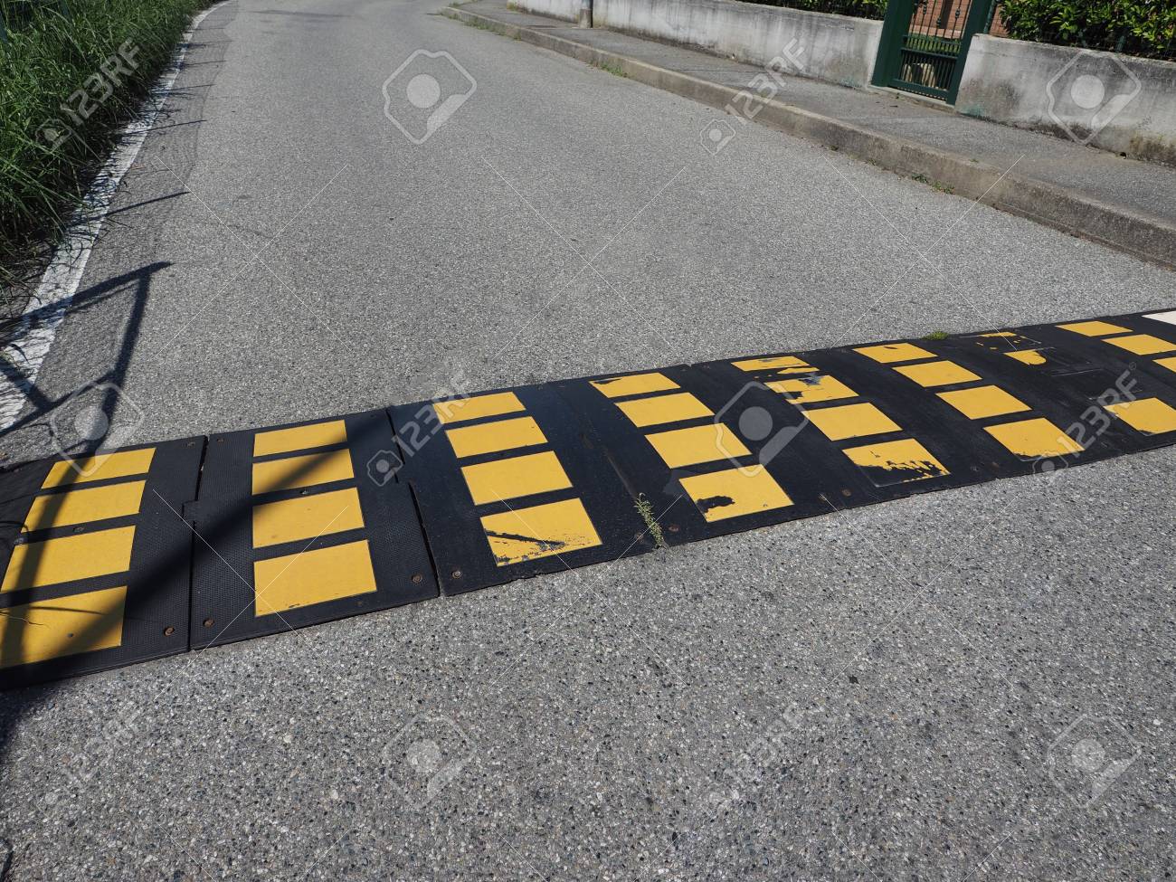 ゴム製スピードバンプ 反射式スピードバンプ 幅広道路緩衝帯