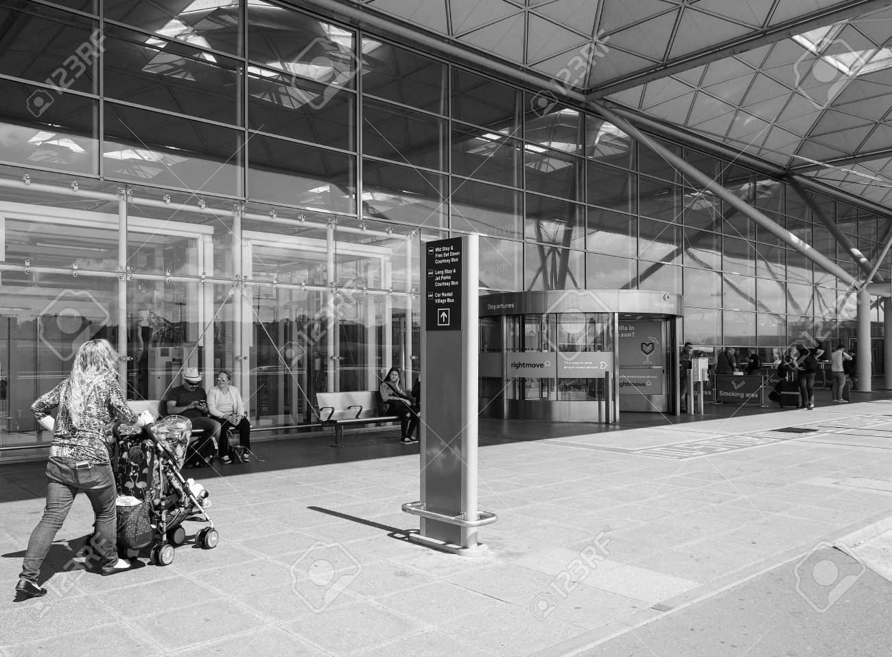 スタンステッド 英国 Circa 6月17 建築家ノーマン フォスターによるロンドン スタンステッド空港デザイン 白黒 の写真素材 画像素材 Image スタンステッド 英国 Circa 6月17 建築家ノーマン フォスターによるロンドン スタンステッド空港デザイン 白黒 の写真素材 画像素材 Image