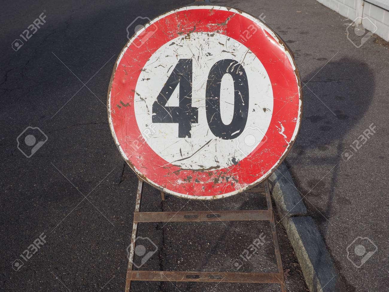 規制標識 最高速度制限40 Mphの交通標識 の写真素材 画像素材 Image