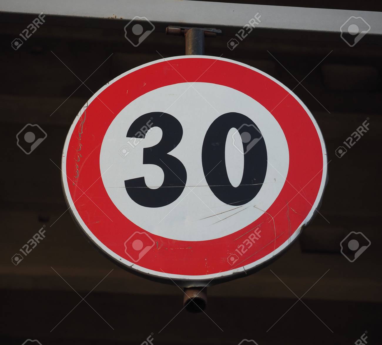 規制標識 最高速度制限30交通標識 の写真素材 画像素材 Image