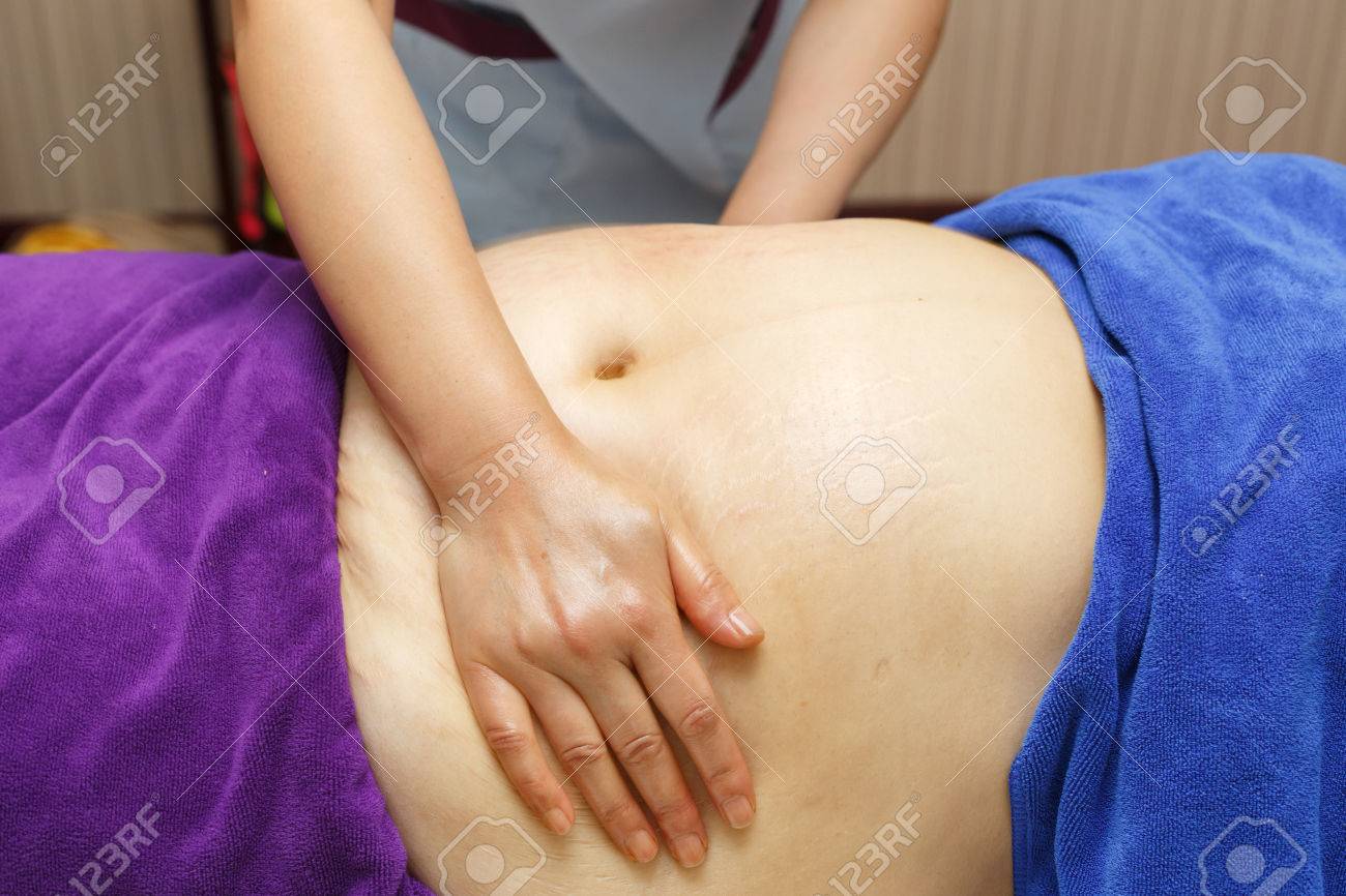 健康マッサージ シーン 腹部スリミング マッサージ の写真素材 画像素材 Image