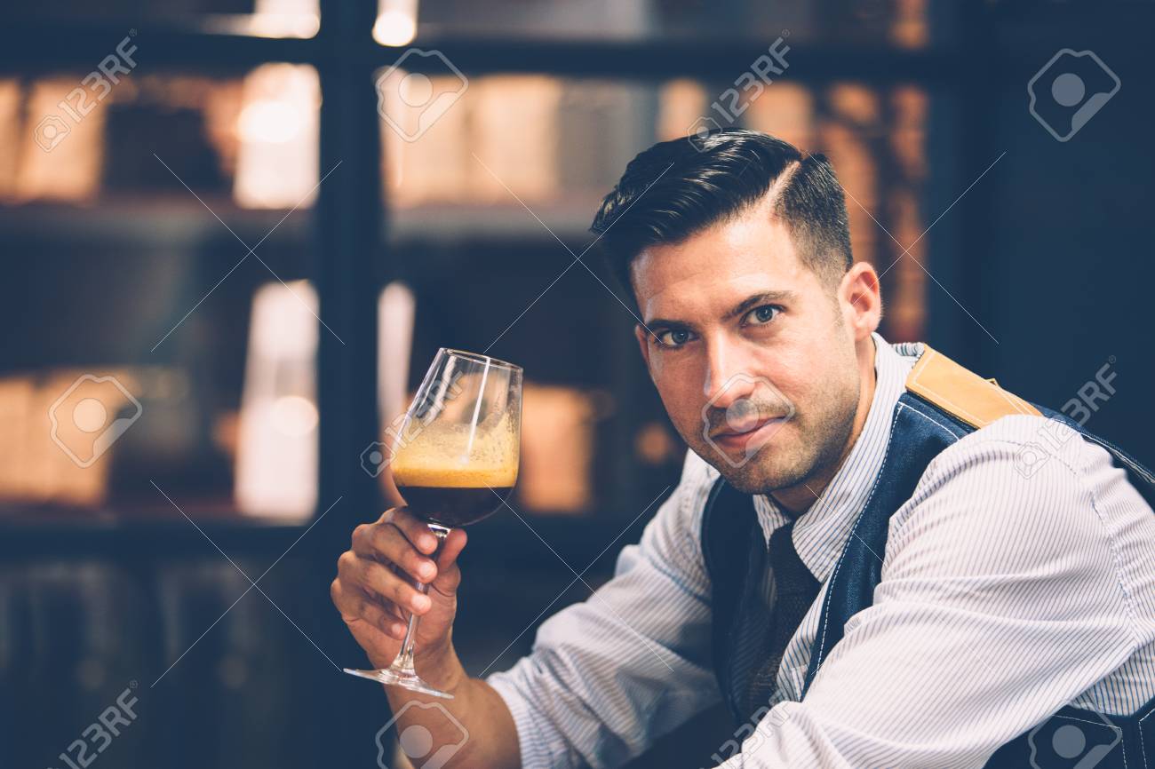 Expresa tu momento " in situ " con una imagen - Página 32 66225095-retrato-de-hombre-guapo-con-copa-de-vino-llena-de-caf%C3%A9-arom%C3%A1tico