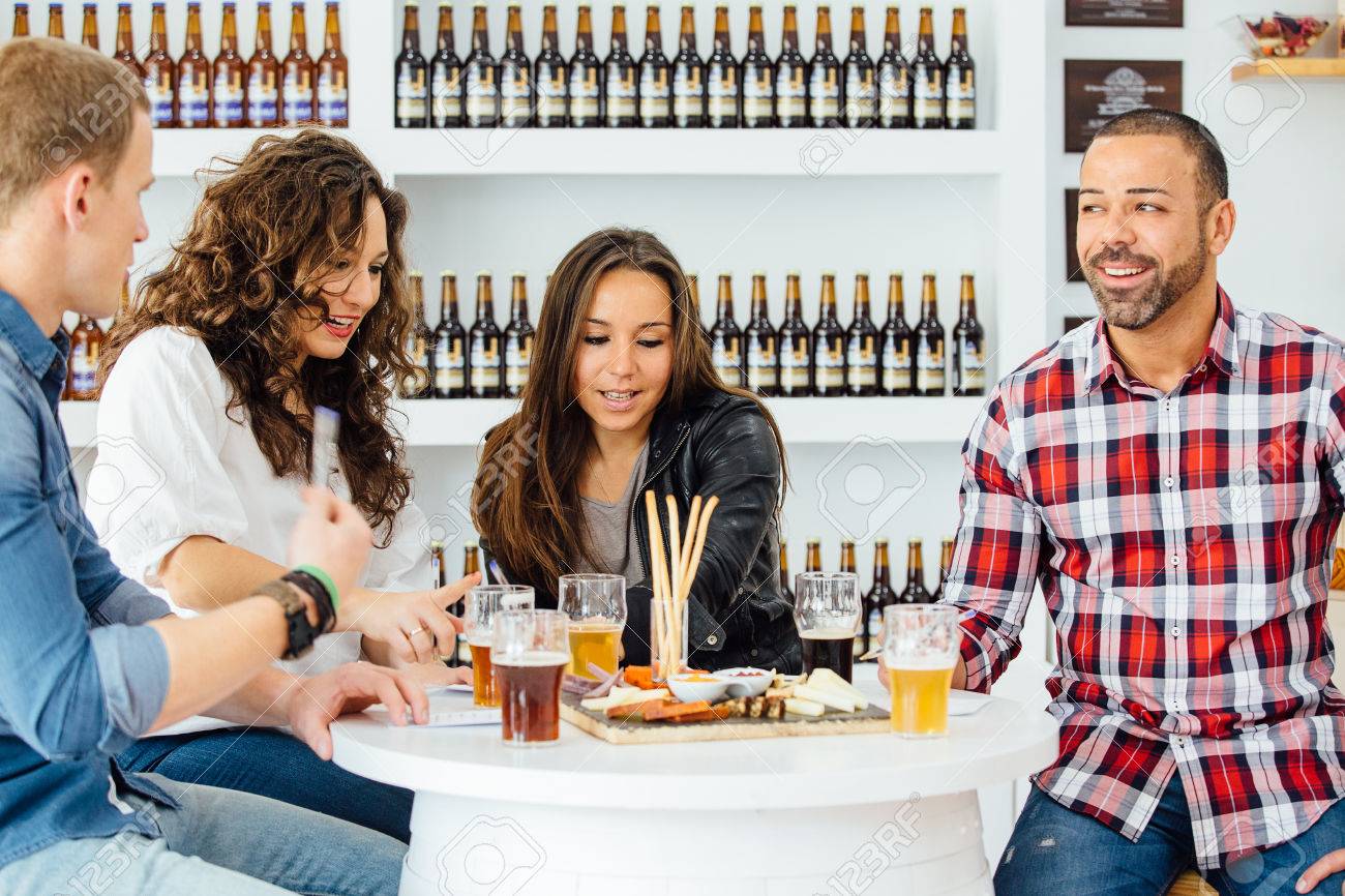 成人男性と女性のテーブルでビールやスナック の写真素材 画像素材 Image