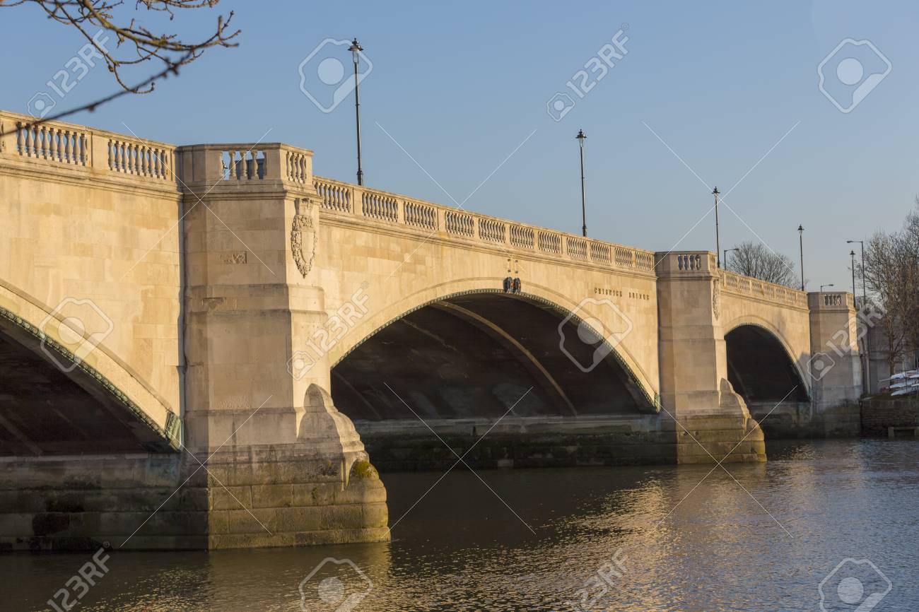 テムズ川の上のチズウィック橋の眺め ロンドン イギリス の写真素材 画像素材 Image