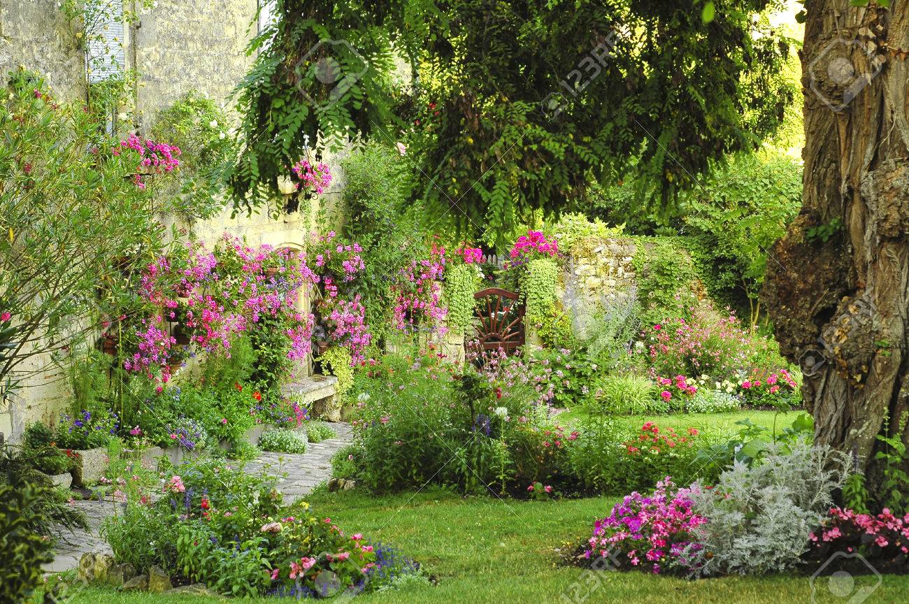 ブライ ジロンド アキテーヌ地域圏 フランス 市街 庭のある歴史的な家 の写真素材 画像素材 Image