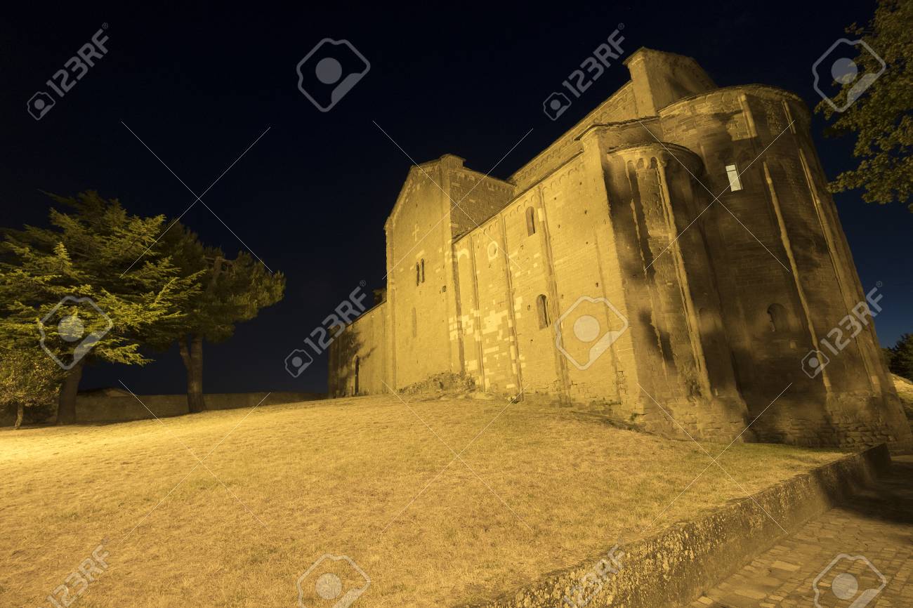 サン レーオ フォルリ チェゼーナ エミリア ロマーニャ州 イタリア で夕日 夜 教会の歴史的な町 の写真素材 画像素材 Image