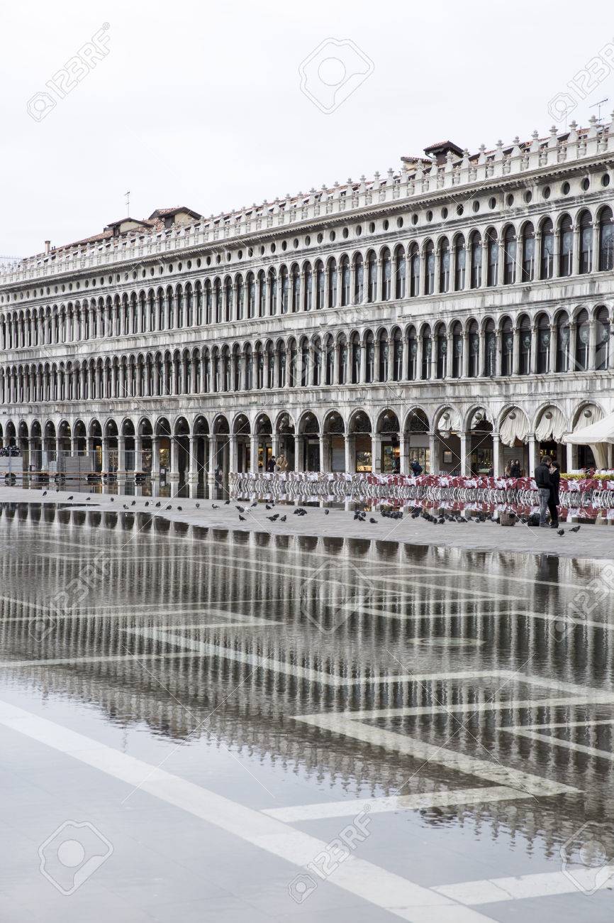 Venedig Italien Januar 2015 Blick Auf Den Markusplatz Wahrend Acqua Alta Oder Hochwasser Mit Wasser Bedeckt Lizenzfreie Fotos Bilder Und Stock Fotografie Image 38537103