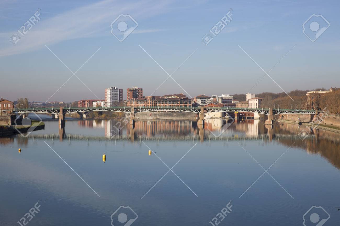 ビュー ガロンヌ川のトゥールーズを通過 オート ガロンヌ県 ミディ ピレネーは 主にフランスの川 その春スペイン 大西洋に空にする前に 647 Km 以上を流れます の写真素材 画像素材 Image