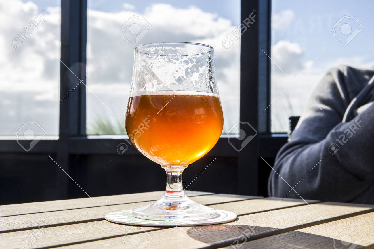 Verre Frais De Biere Legere Ambree Sur Une Table Dans Une Terrasse De Pub Banque D Images Et Photos Libres De Droits Image
