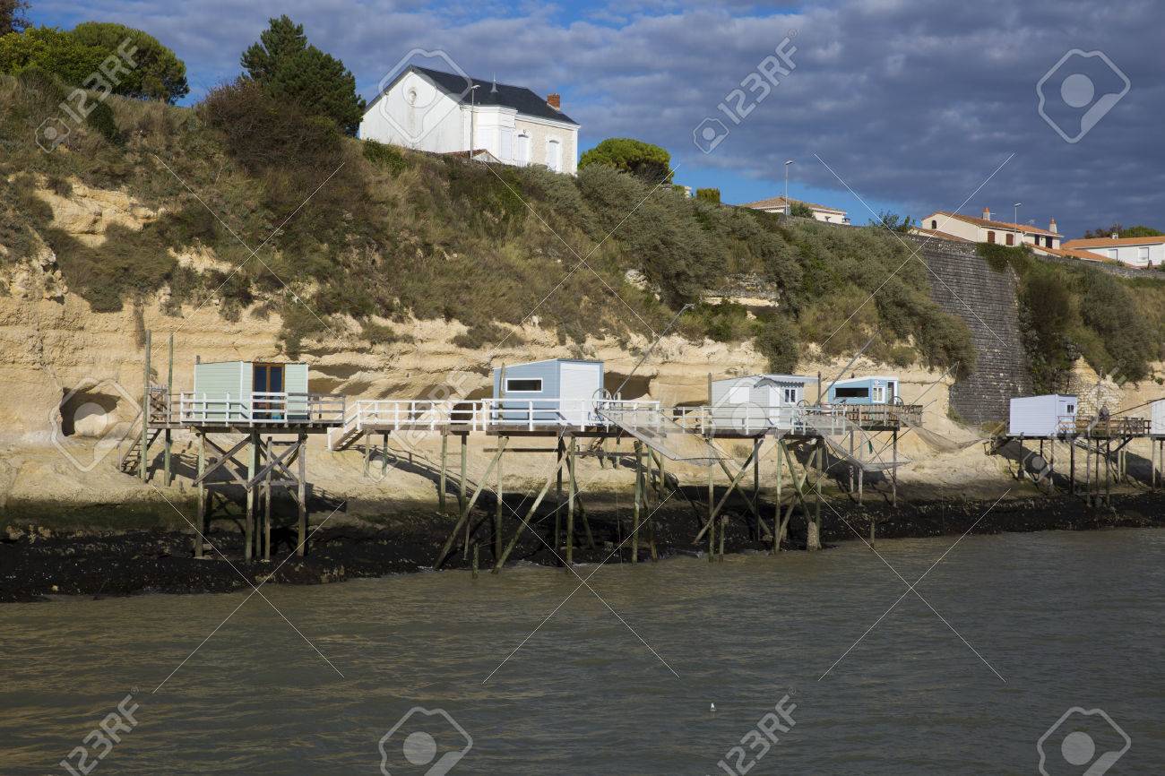 村の Meschers シュル ジロンドの石灰岩の崖とジロンド川河口からの眺めと Troglodytic 家だに典型的な木製漁師小屋 シャラント海上 フランス の写真素材 画像素材 Image