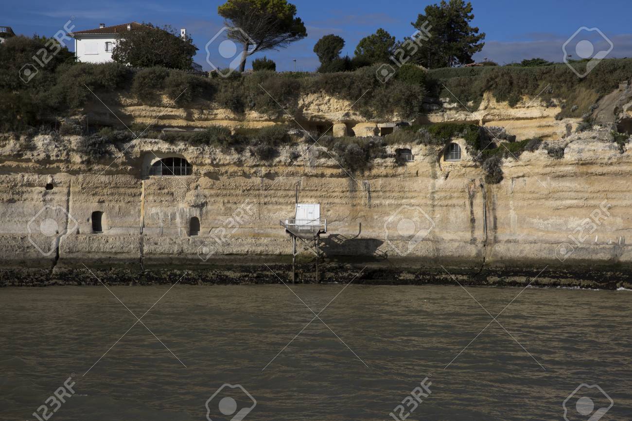 村の Meschers シュル ジロンドの石灰岩の崖とジロンド川河口からの眺めと Troglodytic 家だに典型的な木製漁師小屋 シャラント海上 フランス の写真素材 画像素材 Image