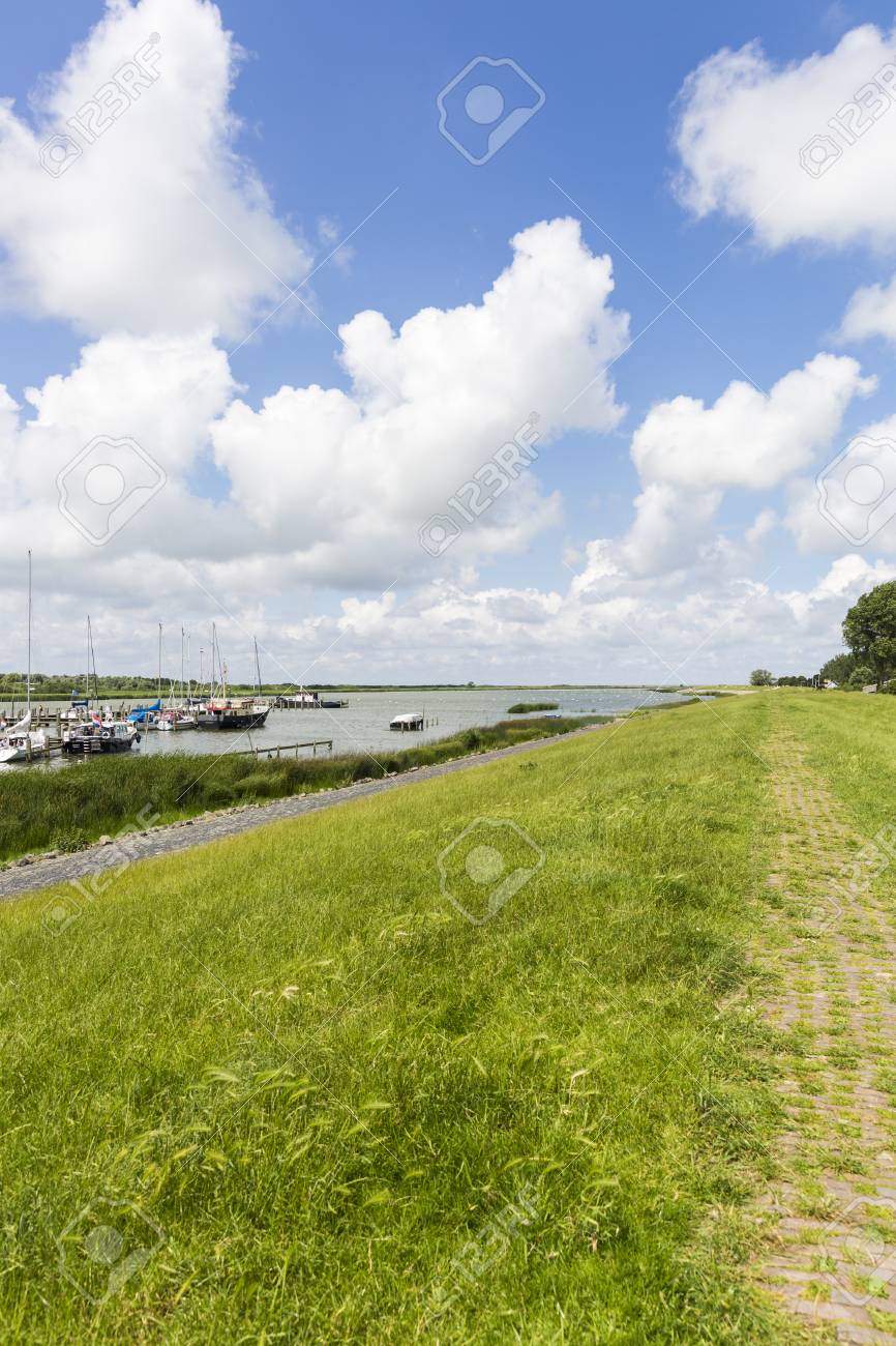 白い雲と青い空とフリースラント州草堤防 の写真素材・画像素材. Image 