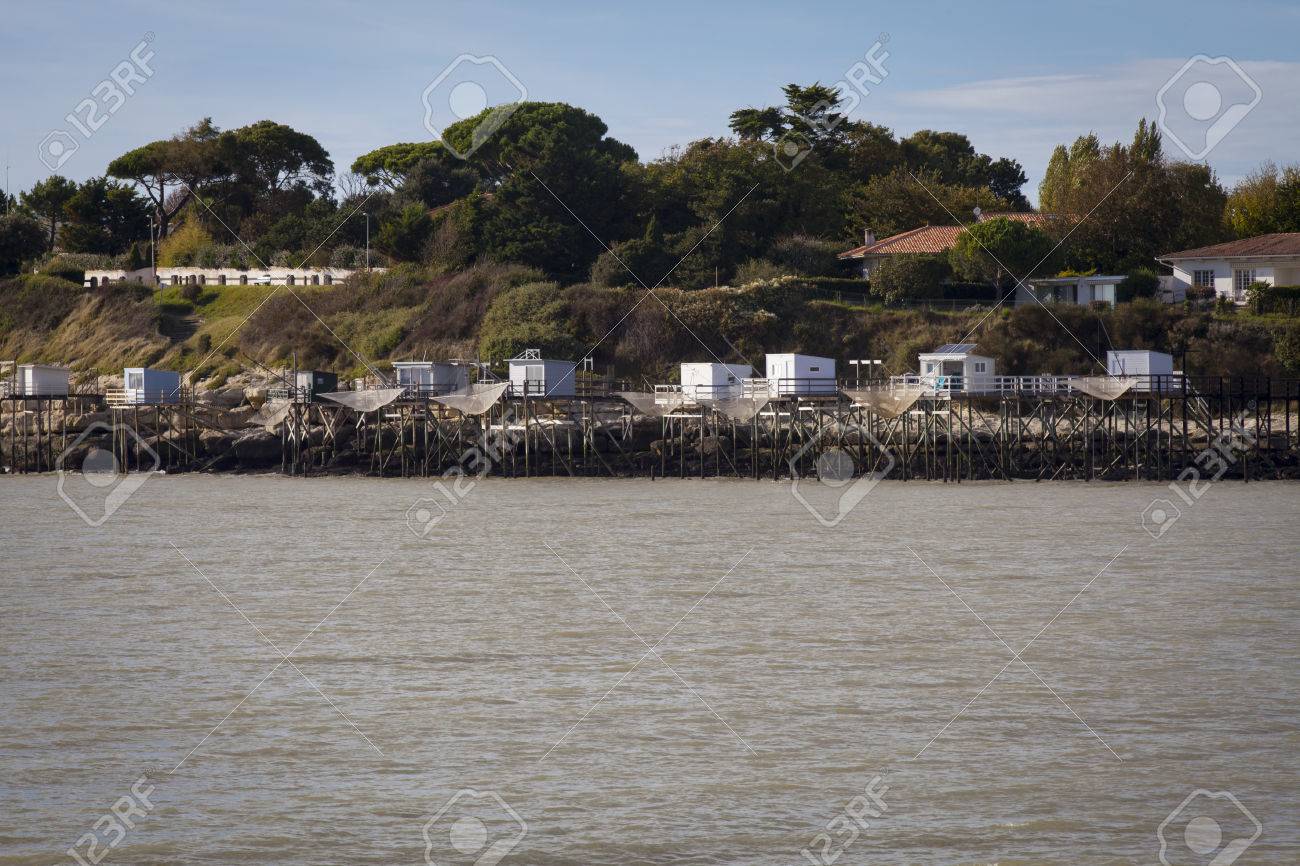石灰岩の崖の村の Meschers シュル ジロンド Troglodytic 家とだに典型的な木製漁師小屋 シャラント海上 フランス ジロンド川の河口までを表示します の写真素材 画像素材 Image