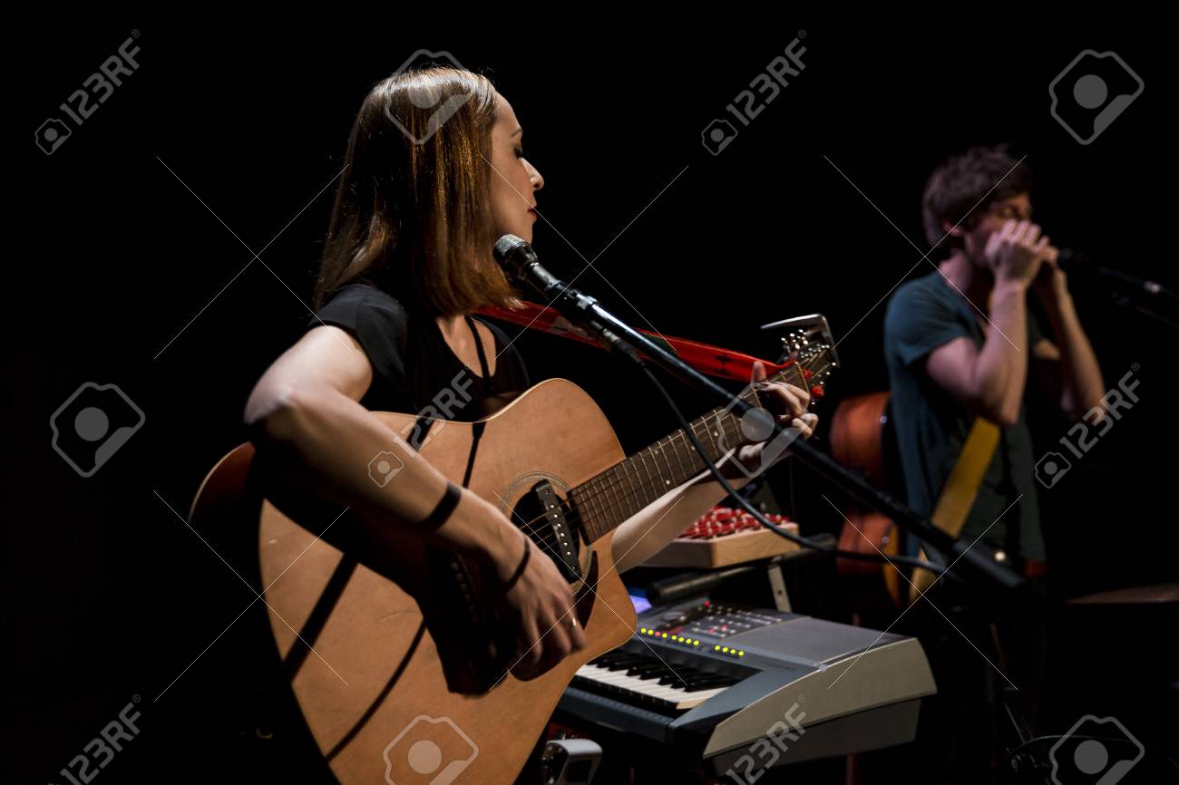 Paris France 9 Janvier 2016 Concert De Musique Populaire Francaise Band Ladybug Et Le Loup La Loge Salle De Concert Banque D Images Et Photos Libres De Droits Image 70654919 123rf com