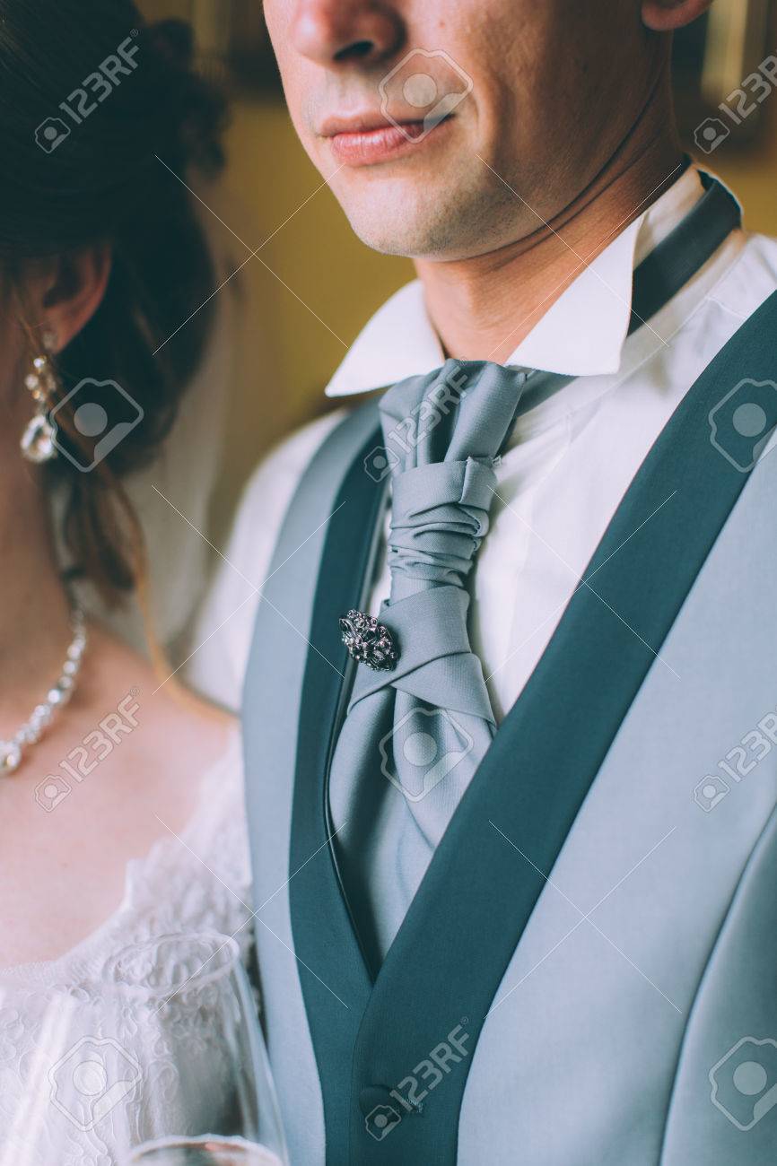 Traje Azul Marino Para Los Hombres Una Boda O Fiesta De Graduacion Chaleco Camisa Corbata Plastron Con Un Broche Fotos Retratos Imagenes Y Fotografia De Archivo Libres De Derecho Image 49585265