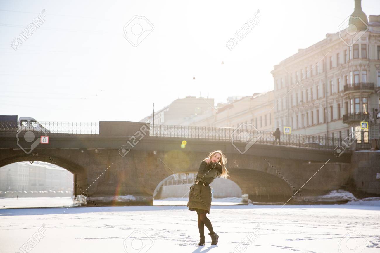 雪の街の背景の少女の画像 の写真素材 画像素材 Image